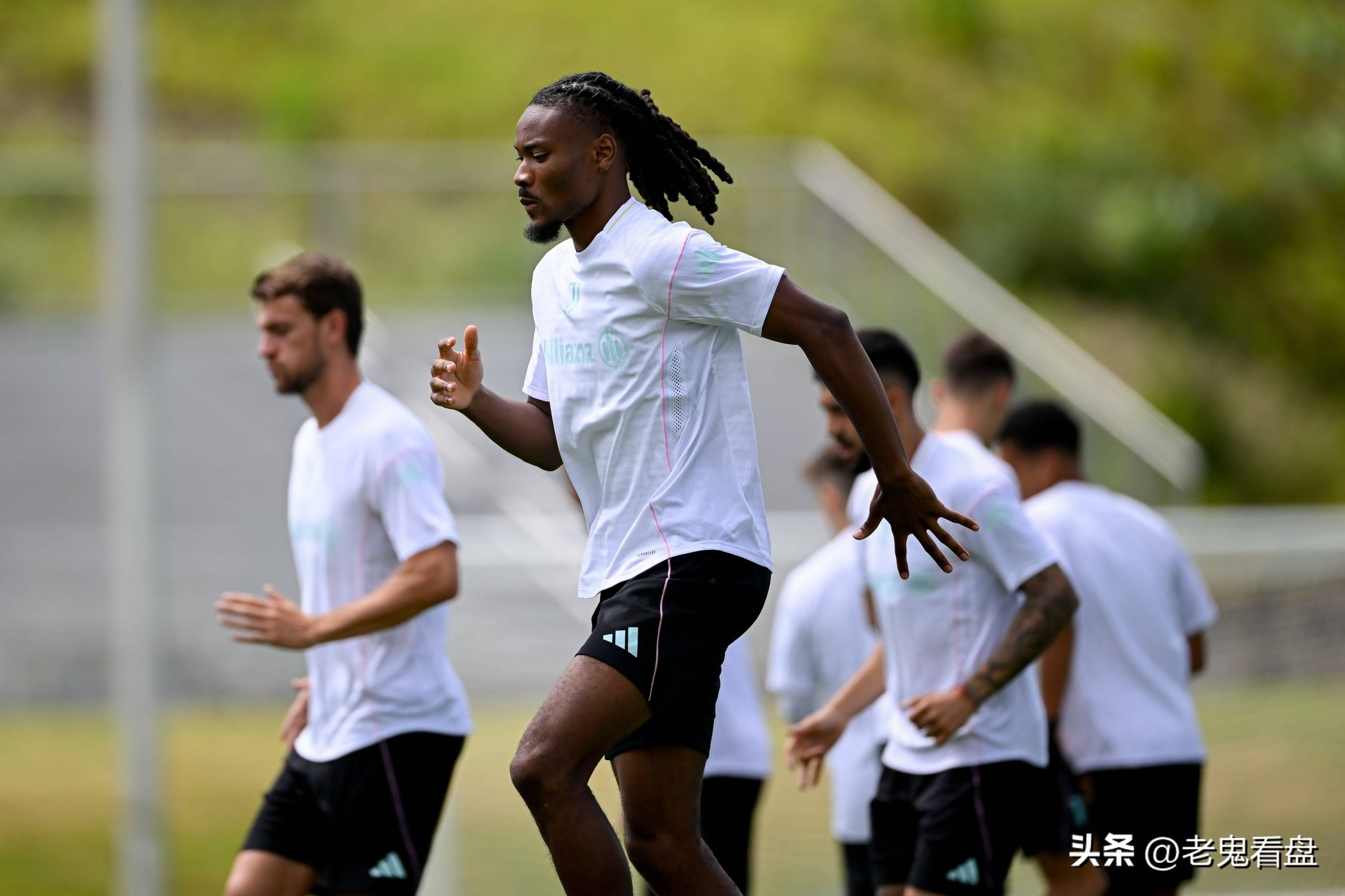 转折点巴黎圣日耳曼队长鼓劲；德甲赛后攻防权衡；媒体盛赞；资深球员宣示担当的简单介绍